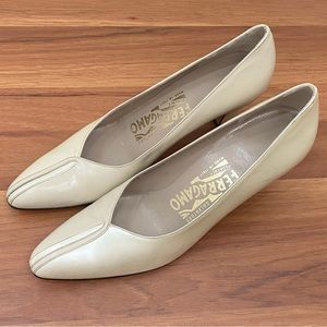 Vintage SALVATORE FERRAGAMO 30435 Ivory Pearl Leather Pumps Size 6.5  4A  AAAA